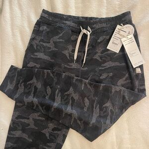 Vuori Performance Joggers NWT